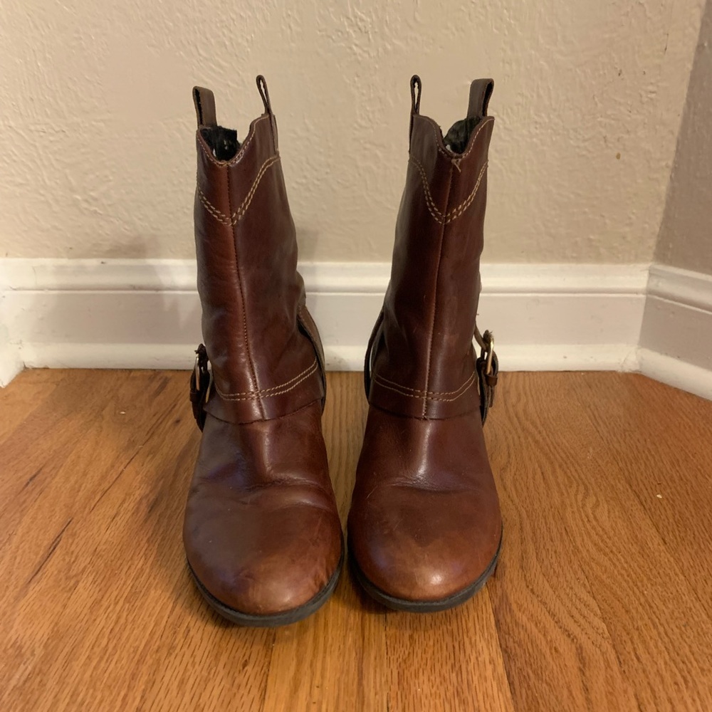 Clark’s brown leather boots. - Picture 3 of 16